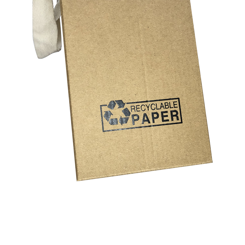 Caja de papel kraft impresa con tinta de seda y cordón de transporte.